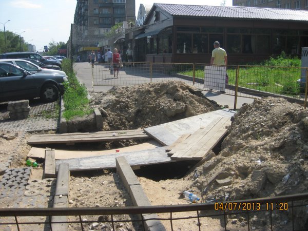 Лужков, уходя, сказал Собянину, что под одним из московских тротуаров зарыт клад (с) Лужков, уходя, сказал Собянину, что под одним из московских тротуаров зарыт клад (с)